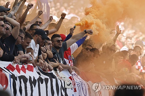 AP통신이 지난 21일(한국시간) 세르비아 축구협회가 현재 참가 중인 유로 2024 대회를 자진 포기할 수 있다고 보도했다.   문제가 된 상황은 지난 19일 독일 함부르크에 있는 폭스바겐슈타디온에서 열린 크로아티아와 알바니아의 B조 2차전 직후 발생했다.   양 팀의 경기는 2-2로 종료됐고 경기 종료 후 양 국가 팬들이 세르비아인들은 죽어라.라는 구호를 계속해서 외친 것으로 전해졌다. 연합뉴스