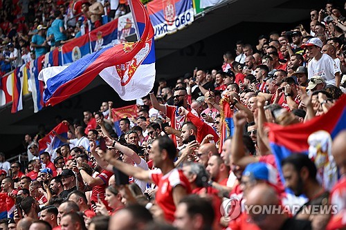 AP통신이 지난 21일(한국시간) 세르비아 축구협회가 현재 참가 중인 유로 2024 대회를 자진 포기할 수 있다고 보도했다.   문제가 된 상황은 지난 19일 독일 함부르크에 있는 폭스바겐슈타디온에서 열린 크로아티아와 알바니아의 B조 2차전 직후 발생했다.   양 팀의 경기는 2-2로 종료됐고 경기 종료 후 양 국가 팬들이 세르비아인들은 죽어라.라는 구호를 계속해서 외친 것으로 전해졌다. 연합뉴스