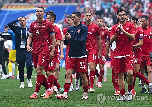 AP통신이 지난 21일(한국시간) 세르비아 축구협회가 현재 참가 중인 유로 2024 대회를 자진 포기할 수 있다고 보도했다.   문제가 된 상황은 지난 19일 독일 함부르크에 있는 폭스바겐슈타디온에서 열린 크로아티아와 알바니아의 B조 2차전 직후 발생했다.   양 팀의 경기는 2-2로 종료됐고 경기 종료 후 양 국가 팬들이 세르비아인들은 죽어라.라는 구호를 계속해서 외친 것으로 전해졌다. 연합뉴스