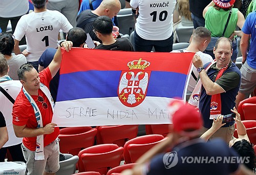 AP통신이 지난 21일(한국시간) 세르비아 축구협회가 현재 참가 중인 유로 2024 대회를 자진 포기할 수 있다고 보도했다.   문제가 된 상황은 지난 19일 독일 함부르크에 있는 폭스바겐슈타디온에서 열린 크로아티아와 알바니아의 B조 2차전 직후 발생했다.   양 팀의 경기는 2-2로 종료됐고 경기 종료 후 양 국가 팬들이 세르비아인들은 죽어라.라는 구호를 계속해서 외친 것으로 전해졌다. 연합뉴스