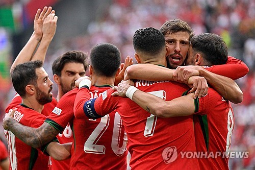포르투갈 축구 국가대표팀이 23일(한국시간) 독일 도르트문트의 BVB 슈티다온에서 열린 튀르키예 축구 국가대표팀과의 유럽축구연맹(UEFA) 유로 2024 F조 2차전에서 3-0 완승을 거뒀다. 연합뉴스