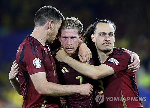 벨기에 축구 국가대표팀이 23일(한국시간) 독일 쾰른 스타디움에서 열린 루마니아 축구 국가대표팀과의 유럽축구연맹(UEFA) 유로 2024 E조 2차전에서 2-0으로 승리했다.   1차전을 패했던 벨기에는 2차전에서 대회 첫 승을 신고하며 16강 진출 희망을 살렸다. E조는 모든 팀이 다 1승 1패를 기록하면서 최종전 결과에 따라 16강 진출팀이 가려질 전망이다. 연합뉴스