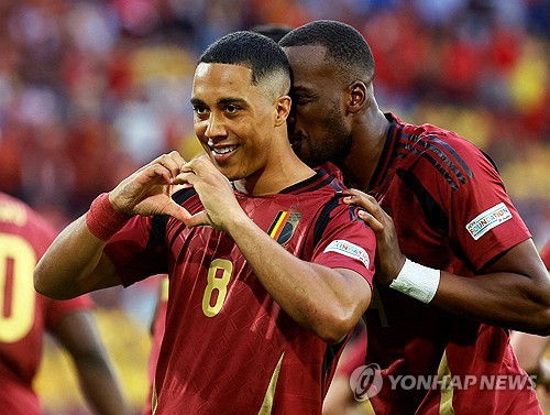 벨기에 축구 국가대표팀이 23일(한국시간) 독일 쾰른 스타디움에서 열린 루마니아 축구 국가대표팀과의 유럽축구연맹(UEFA) 유로 2024 E조 2차전에서 2-0으로 승리했다.   1차전을 패했던 벨기에는 2차전에서 대회 첫 승을 신고하며 16강 진출 희망을 살렸다. E조는 모든 팀이 다 1승 1패를 기록하면서 최종전 결과에 따라 16강 진출팀이 가려질 전망이다. 연합뉴스