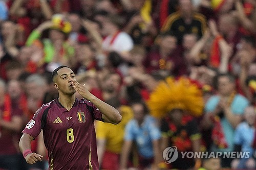 벨기에 축구 국가대표팀이 23일(한국시간) 독일 쾰른 스타디움에서 열린 루마니아 축구 국가대표팀과의 유럽축구연맹(UEFA) 유로 2024 E조 2차전에서 2-0으로 승리했다.   1차전을 패했던 벨기에는 2차전에서 대회 첫 승을 신고하며 16강 진출 희망을 살렸다. E조는 모든 팀이 다 1승 1패를 기록하면서 최종전 결과에 따라 16강 진출팀이 가려질 전망이다. 연합뉴스