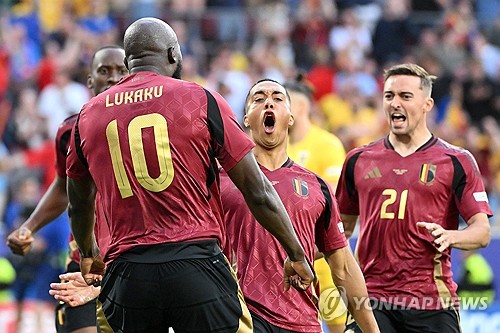 벨기에 축구 국가대표팀이 23일(한국시간) 독일 쾰른 스타디움에서 열린 루마니아 축구 국가대표팀과의 유럽축구연맹(UEFA) 유로 2024 E조 2차전에서 2-0으로 승리했다.   1차전을 패했던 벨기에는 2차전에서 대회 첫 승을 신고하며 16강 진출 희망을 살렸다. E조는 모든 팀이 다 1승 1패를 기록하면서 최종전 결과에 따라 16강 진출팀이 가려질 전망이다. 연합뉴스