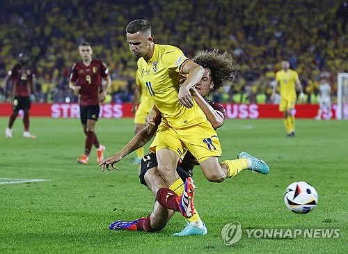 벨기에 축구 국가대표팀이 23일(한국시간) 독일 쾰른 스타디움에서 열린 루마니아 축구 국가대표팀과의 유럽축구연맹(UEFA) 유로 2024 E조 2차전에서 2-0으로 승리했다.   1차전을 패했던 벨기에는 2차전에서 대회 첫 승을 신고하며 16강 진출 희망을 살렸다. E조는 모든 팀이 다 1승 1패를 기록하면서 최종전 결과에 따라 16강 진출팀이 가려질 전망이다. 연합뉴스