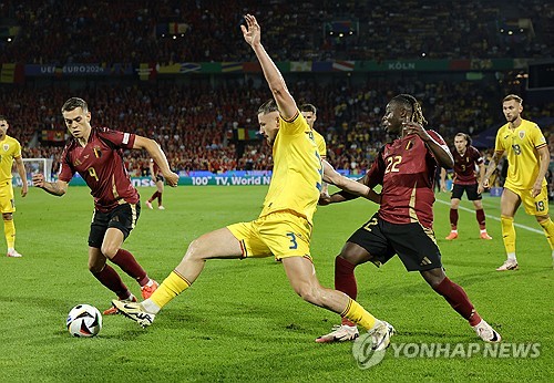 벨기에 축구 국가대표팀이 23일(한국시간) 독일 쾰른 스타디움에서 열린 루마니아 축구 국가대표팀과의 유럽축구연맹(UEFA) 유로 2024 E조 2차전에서 2-0으로 승리했다.   1차전을 패했던 벨기에는 2차전에서 대회 첫 승을 신고하며 16강 진출 희망을 살렸다. E조는 모든 팀이 다 1승 1패를 기록하면서 최종전 결과에 따라 16강 진출팀이 가려질 전망이다. 연합뉴스