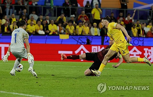 벨기에 축구 국가대표팀이 23일(한국시간) 독일 쾰른 스타디움에서 열린 루마니아 축구 국가대표팀과의 유럽축구연맹(UEFA) 유로 2024 E조 2차전에서 2-0으로 승리했다.   1차전을 패했던 벨기에는 2차전에서 대회 첫 승을 신고하며 16강 진출 희망을 살렸다. E조는 모든 팀이 다 1승 1패를 기록하면서 최종전 결과에 따라 16강 진출팀이 가려질 전망이다. 연합뉴스