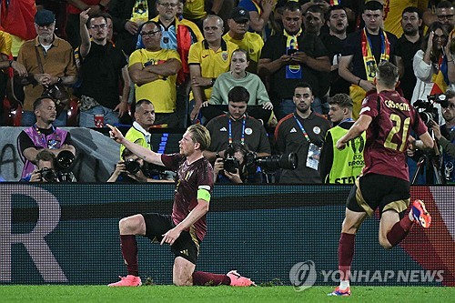 벨기에 축구 국가대표팀이 23일(한국시간) 독일 쾰른 스타디움에서 열린 루마니아 축구 국가대표팀과의 유럽축구연맹(UEFA) 유로 2024 E조 2차전에서 2-0으로 승리했다.   1차전을 패했던 벨기에는 2차전에서 대회 첫 승을 신고하며 16강 진출 희망을 살렸다. E조는 모든 팀이 다 1승 1패를 기록하면서 최종전 결과에 따라 16강 진출팀이 가려질 전망이다. 연합뉴스