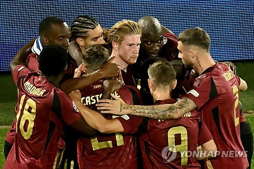 벨기에 축구 국가대표팀이 23일(한국시간) 독일 쾰른 스타디움에서 열린 루마니아 축구 국가대표팀과의 유럽축구연맹(UEFA) 유로 2024 E조 2차전에서 2-0으로 승리했다.   1차전을 패했던 벨기에는 2차전에서 대회 첫 승을 신고하며 16강 진출 희망을 살렸다. E조는 모든 팀이 다 1승 1패를 기록하면서 최종전 결과에 따라 16강 진출팀이 가려질 전망이다. 연합뉴스