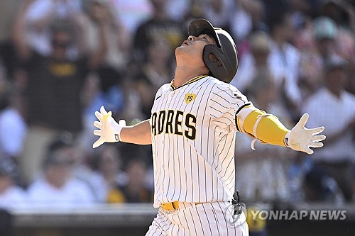 메이저리그 샌디에이고 김하성이 23일 미국 캘리포니아주 샌디에이고 펫코파크에서 열린 2024 MLB 밀워키 브루어스와의 홈 경기에서 7번 타자 유격수로 선발 출전한 뒤 4회 시즌 10호 홈런을 치고 세리머니하고 있다. 김하성은 이날 홈런으로 메이저리그 세 시즌 얀속 두 자릿 수 홈런에 성공했다. 연합뉴스