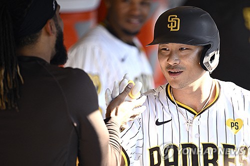 메이저리그 샌디에이고 김하성이 23일 미국 캘리포니아주 샌디에이고 펫코파크에서 열린 2024 MLB 밀워키 브루어스와의 홈 경기에서 7번 타자 유격수로 선발 출전한 뒤 4회 시즌 10호 홈런을 친 뒤 덧아웃에서 하이파이브하고 있다. 김하성은 이날 홈런으로 메이저리그 세 시즌 얀속 두 자릿 수 홈런에 성공했다. 연합뉴스