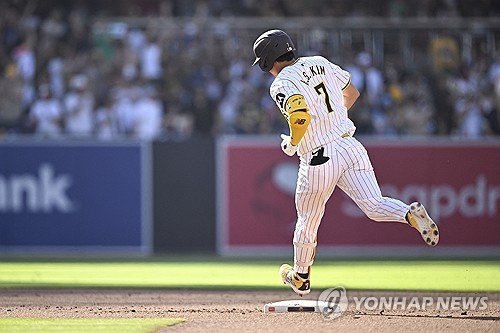 메이저리그 샌디에이고 김하성이 23일 미국 캘리포니아주 샌디에이고 펫코파크에서 열린 2024 MLB 밀워키 브루어스와의 홈 경기에서 7번 타자 유격수로 선발 출전한 뒤 4회 시즌 10호 홈런을 친 뒤 주루하고 있다. 김하성은 이날 홈런으로 메이저리그 세 시즌 얀속 두 자릿 수 홈런에 성공했다. 연합뉴스