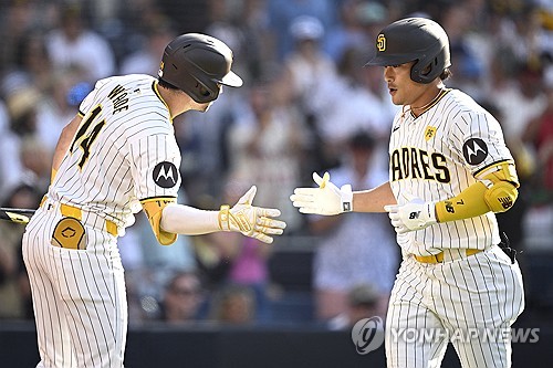 메이저리그 샌디에이고 김하성이 23일 미국 캘리포니아주 샌디에이고 펫코파크에서 열린 2024 MLB 밀워키 브루어스와의 홈 경기에서 7번 타자 유격수로 선발 출전한 뒤 4회 시즌 10호 홈런을 치고 세리머니하고 있다. 김하성은 이날 홈런으로 메이저리그 세 시즌 얀속 두 자릿 수 홈런에 성공했다. 연합뉴스