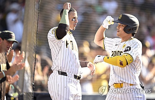 메이저리그 샌디에이고 김하성이 23일 미국 캘리포니아주 샌디에이고 펫코파크에서 열린 2024 MLB 밀워키 브루어스와의 홈 경기에서 7번 타자 유격수로 선발 출전한 뒤 4회 시즌 10호 홈런을 치고 세리머니하고 있다. 김하성은 이날 홈런으로 메이저리그 세 시즌 얀속 두 자릿 수 홈런에 성공했다. 연합뉴스