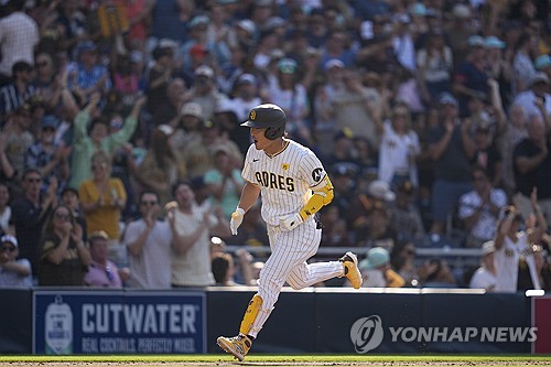 메이저리그 샌디에이고 김하성이 23일 미국 캘리포니아주 샌디에이고 펫코파크에서 열린 2024 MLB 밀워키 브루어스와의 홈 경기에서 7번 타자 유격수로 선발 출전한 뒤 4회 시즌 10호 홈런을 치고 세리머니하고 있다. 김하성은 이날 홈런으로 메이저리그 세 시즌 얀속 두 자릿 수 홈런에 성공했다. 연합뉴스