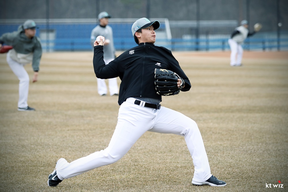 KT 투수 강건은 23일 잠실구장에서 열릴 '2024 신한 SOL Bank KBO 리그' LG와 더블헤더 1경기에서 생애 첫 선발 등판에 나선다. KT 위즈