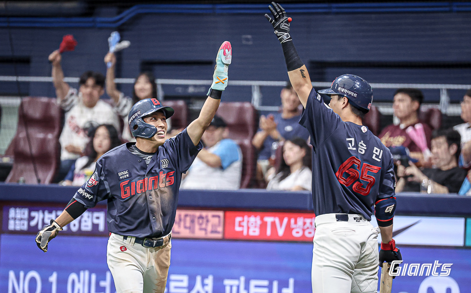 롯데 자이언츠 외야수 황성빈이 23일 서울 고척스카이돔에서 열린 2024 신한 SOL Bank KBO리그 키움 히어로즈와의 팀 간 12차전에서 득점 후 고승민과 기뻐하고 있다. 사진 롯데 자이언츠