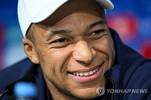 프랑스 축구 국가대표팀의 간판 스트라이커이자 주장 킬리안 음바페가 유럽축구연맹(UEFA) 2024 유럽축구선수권대회(유로2024) 조별리그 3차전을 앞두고 진행한 연습경기에서 2골 2도움을 폭발시켰다. 앞서 오스트리아와의 조별리그 1차전에서 코뼈 골절 부상을 당한 음바페는 빠른 회복세를 보여 조별리그 3차전 출전 가능성이 높아지고 있다. 아직 16강 진출을 확정 짓지 못한 프랑스는 음바페의 복귀가 절실한 상황이다. 사진 연합뉴스