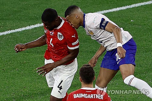 프랑스 축구 국가대표팀의 간판 스트라이커이자 주장 킬리안 음바페가 유럽축구연맹(UEFA) 2024 유럽축구선수권대회(유로2024) 조별리그 3차전을 앞두고 진행한 연습경기에서 2골 2도움을 폭발시켰다. 앞서 오스트리아와의 조별리그 1차전에서 코뼈 골절 부상을 당한 음바페는 빠른 회복세를 보여 조별리그 3차전 출전 가능성이 높아지고 있다. 아직 16강 진출을 확정 짓지 못한 프랑스는 음바페의 복귀가 절실한 상황이다. 사진 연합뉴스