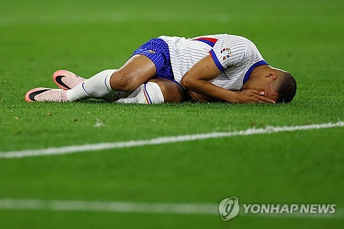 프랑스 축구 국가대표팀의 간판 스트라이커이자 주장 킬리안 음바페가 유럽축구연맹(UEFA) 2024 유럽축구선수권대회(유로2024) 조별리그 3차전을 앞두고 진행한 연습경기에서 2골 2도움을 폭발시켰다. 앞서 오스트리아와의 조별리그 1차전에서 코뼈 골절 부상을 당한 음바페는 빠른 회복세를 보여 조별리그 3차전 출전 가능성이 높아지고 있다. 아직 16강 진출을 확정 짓지 못한 프랑스는 음바페의 복귀가 절실한 상황이다. 사진 연합뉴스