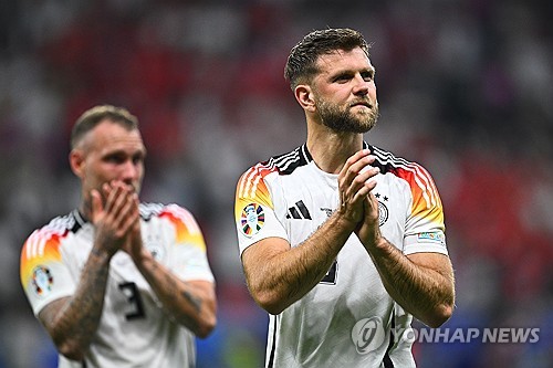 독일이 개최국 자존심을 지켰다. 후반 추가시간 극장 동점골로 조 1위 16강 진출을 확정지었다. 율리안 나겔스만 감독이 이끄는 독일은 24일 독일 프랑크푸르트에 위치한 프랑크크푸르트 아레나에서 열린 2024 유럽축구연맹유럽축구선수권대회 조별리그 A조 3차전서 스위스와 1-1로 비겼다. 이전 2경기에서 모두 승리했던 독일은 2승1무, 승점 7로 조 1위로 16강에 진출해 개최국 자존심을 지켰다. 스위스 또한 1승2무, 승점 5로 2위를 기록해 16강에 올랐다. 연합뉴스