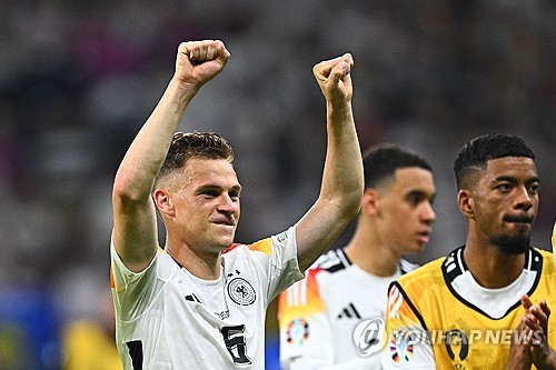 독일이 개최국 자존심을 지켰다. 후반 추가시간 극장 동점골로 조 1위 16강 진출을 확정지었다. 율리안 나겔스만 감독이 이끄는 독일은 24일 독일 프랑크푸르트에 위치한 프랑크크푸르트 아레나에서 열린 2024 유럽축구연맹유럽축구선수권대회 조별리그 A조 3차전서 스위스와 1-1로 비겼다. 이전 2경기에서 모두 승리했던 독일은 2승1무, 승점 7로 조 1위로 16강에 진출해 개최국 자존심을 지켰다. 스위스 또한 1승2무, 승점 5로 2위를 기록해 16강에 올랐다. 연합뉴스
