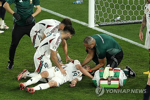 헝가리 축구협회가 24일(한국시간) 공식 사회관계망서비스(SNS)를 통해 스코틀랜드전 도중 쓰러져 실려 나간 버르거가 수술을 받고 의식을 회복했다고 전했다. 헝가리는 이날 독일 슈투트가르트에 있는 슈투트가르트 아레나에서 열린 스코틀랜드와의 유럽축구연맹(UEFA) 유로 2024 A조 최종전에서 후반 추가시간 극장 골로 1-0 승리를 거뒀다. 연합뉴스