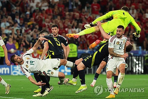 헝가리 축구협회가 24일(한국시간) 공식 사회관계망서비스(SNS)를 통해 스코틀랜드전 도중 쓰러져 실려 나간 버르거가 수술을 받고 의식을 회복했다고 전했다. 헝가리는 이날 독일 슈투트가르트에 있는 슈투트가르트 아레나에서 열린 스코틀랜드와의 유럽축구연맹(UEFA) 유로 2024 A조 최종전에서 후반 추가시간 극장 골로 1-0 승리를 거뒀다. 연합뉴스