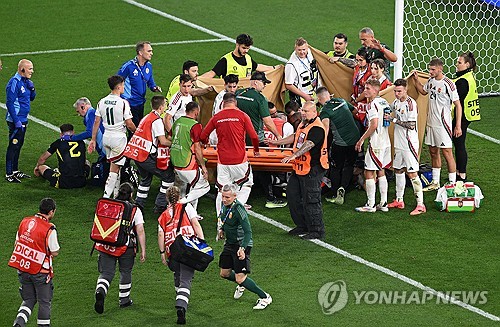 헝가리 축구협회가 24일(한국시간) 공식 사회관계망서비스(SNS)를 통해 스코틀랜드전 도중 쓰러져 실려 나간 버르거가 수술을 받고 의식을 회복했다고 전했다. 헝가리는 이날 독일 슈투트가르트에 있는 슈투트가르트 아레나에서 열린 스코틀랜드와의 유럽축구연맹(UEFA) 유로 2024 A조 최종전에서 후반 추가시간 극장 골로 1-0 승리를 거뒀다. 연합뉴스