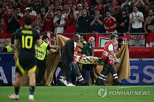 헝가리 축구협회가 24일(한국시간) 공식 사회관계망서비스(SNS)를 통해 스코틀랜드전 도중 쓰러져 실려 나간 버르거가 수술을 받고 의식을 회복했다고 전했다. 헝가리는 이날 독일 슈투트가르트에 있는 슈투트가르트 아레나에서 열린 스코틀랜드와의 유럽축구연맹(UEFA) 유로 2024 A조 최종전에서 후반 추가시간 극장 골로 1-0 승리를 거뒀다. 연합뉴스