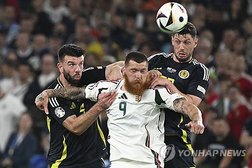 헝가리 축구협회가 24일(한국시간) 공식 사회관계망서비스(SNS)를 통해 스코틀랜드전 도중 쓰러져 실려 나간 버르거가 수술을 받고 의식을 회복했다고 전했다. 헝가리는 이날 독일 슈투트가르트에 있는 슈투트가르트 아레나에서 열린 스코틀랜드와의 유럽축구연맹(UEFA) 유로 2024 A조 최종전에서 후반 추가시간 극장 골로 1-0 승리를 거뒀다. 연합뉴스