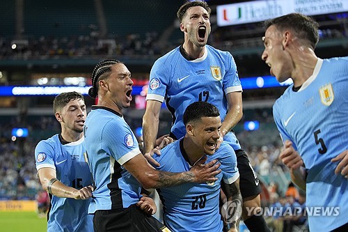 손흥민에 대한 인종차별 발언으로 물의를 빚은 우루과이 축구 국가대표 미드필더 로드리고 벤탄쿠스가 24일 미국 마이애미에서 열린 2024 코파 아메리카 파나마전에서 후반 39뷴 교체투입돼 10분을 뛰었다. 우루과이는 3-1로 이겼다. 연합뉴스