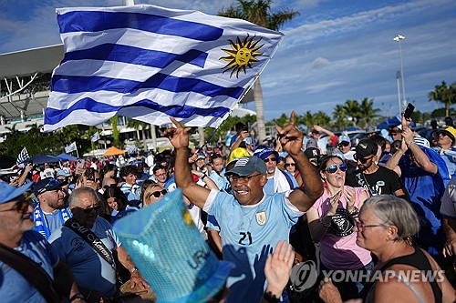 손흥민에 대한 인종차별 발언으로 물의를 빚은 우루과이 축구 국가대표 미드필더 로드리고 벤탄쿠스가 24일 미국 마이애미에서 열린 2024 코파 아메리카 파나마전에서 후반 39뷴 교체투입돼 10분을 뛰었다. 우루과이는 3-1로 이겼다. 연합뉴스