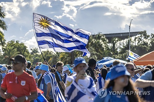 손흥민에 대한 인종차별 발언으로 물의를 빚은 우루과이 축구 국가대표 미드필더 로드리고 벤탄쿠스가 24일 미국 마이애미에서 열린 2024 코파 아메리카 파나마전에서 후반 39뷴 교체투입돼 10분을 뛰었다. 우루과이는 3-1로 이겼다. 연합뉴스