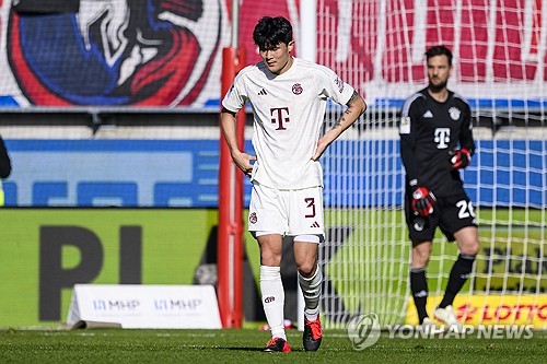 바이에른 뮌헨 수비수 김민재와 이토 히로키의 미래를 두고 상반된 반응이 나왔다. 뮌헨 소식을 전하는 바이에른 스트라이크는 이번 여름 새로 영입된 이토에 큰 기대를 걸고 있지만 바이에른 앤드 저머니는 이토 영입으로 인해 김민재가 적절한 제안이 올 경우 뮌헨을 떠날 수 있다고 예상했다. 연합뉴스