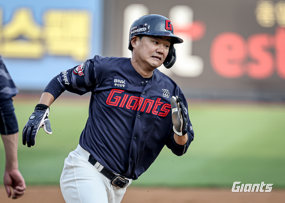 롯데 자이언츠 내야수 손호영이 KBO가 24일 발표한 2024 KBO 올스타전 드림올스타 감독 추천 선수로 선정됐다. 2020년 프로 데뷔 후 생애 처음으로 올스타전에 출전하게 됐다. 사진 롯데 자이언츠