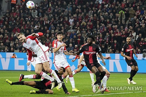 독일 최대 축구전문지 키커를 인용한 바세르부르크24에 의하면 현재 바이에른 뮌헨에 센터백 숫자가 너무 많아 이번 여름 에릭 다이어를 제외한 기존 센터백 3명이 떠날 수 있다. 지난해 여름에 영입된 김민재 역시 이적할 경우 상당한 이적료와 연봉 지출 절감을 기대할 수 있어 방출 가능성을 무시할 수 없는 상황이다. 연합뉴스