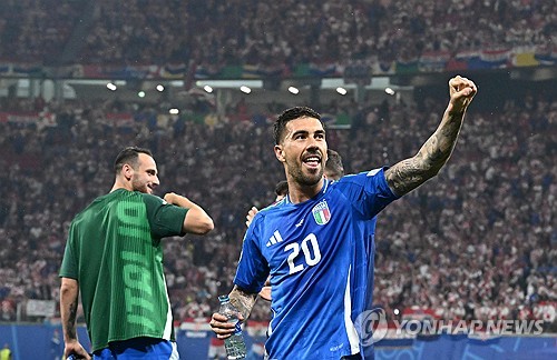 이탈리아가 25일(한국시간) 독일 크로아티아와의 유럽축구연맹(UEFA) 유로 2024 B조 최종전에서 극장 골에 힘입어 1-1 무승부를 기록했다. 이탈리아는 16강에서 A조 2위 스위스와 만난다. 연합뉴스