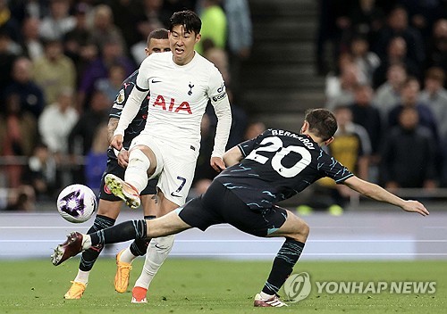 영국 매체 데일리 스타가 지난 24일(한국시간) 뮌헨이 베르나르두 실바에 대해 계속 관심을 기울이고 있다고 전했다. 연합뉴스