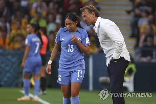 르나르 감독이 25일(한국시간) 2024 파리 올림픽을 앞두고 프랑스 여자 축구 대표팀 예비 명단을 발표하면서 대회 이후 자신은 팀을 떠난다고 다시 한번 확인했다.   르나르 감독이 직접 자신이 여자 대표팀 감독직에서 물러난다고 선언했다. 연합뉴스