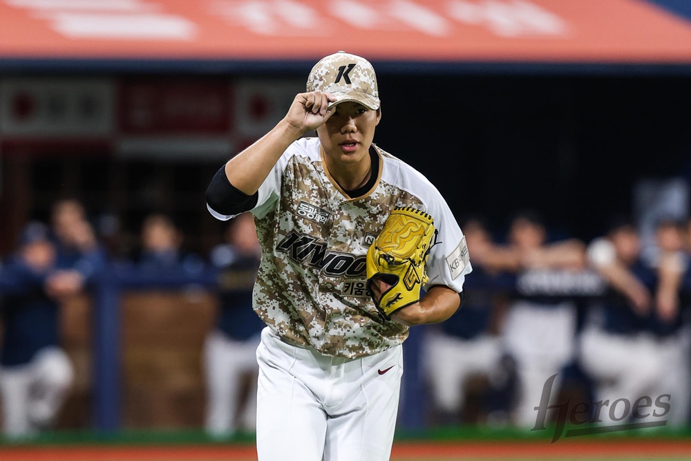 키움 투수 김윤하는 25일 고척 스카이돔에서 열린 '2024 신한 SOL Bank KBO 리그' NC와 주중 3연전 첫 경기에서 선발 등판했다. 이날 생애 첫 선발 등판에 나서 5이닝 무실점으로 팀의 6-5 승리에 힘을 보탰다. 키움 히어로즈