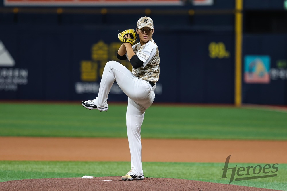 키움 투수 김윤하는 25일 고척 스카이돔에서 열린 '2024 신한 SOL Bank KBO 리그' NC와 주중 3연전 첫 경기에서 선발 등판했다. 이날 생애 첫 선발 등판에 나서 5이닝 무실점으로 팀의 6-5 승리에 힘을 보탰다. 키움 히어로즈