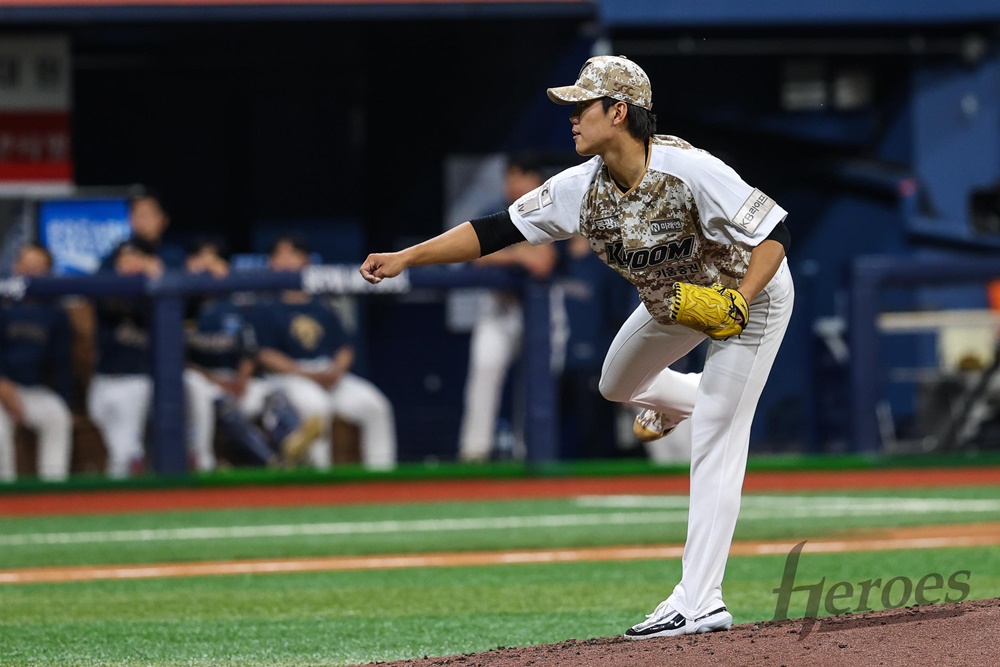 키움 투수 김윤하는 25일 고척 스카이돔에서 열린 '2024 신한 SOL Bank KBO 리그' NC와 주중 3연전 첫 경기에서 선발 등판했다. 이날 생애 첫 선발 등판에 나서 5이닝 무실점으로 팀의 6-5 승리에 힘을 보탰다. 키움 히어로즈