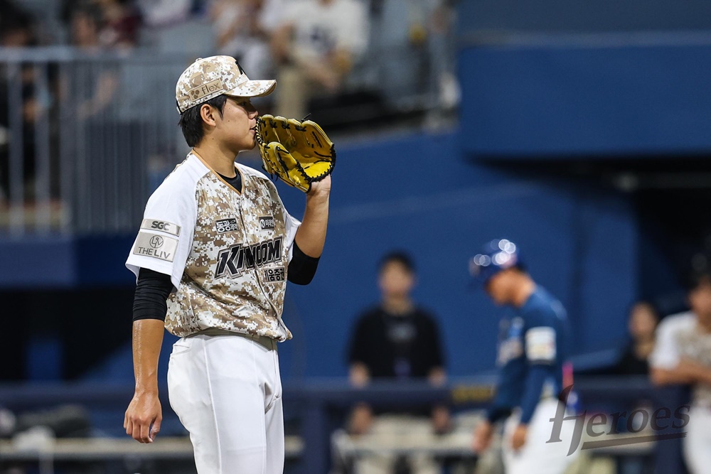 키움 투수 김윤하는 25일 고척 스카이돔에서 열린 '2024 신한 SOL Bank KBO 리그' NC와 주중 3연전 첫 경기에서 선발 등판했다. 이날 생애 첫 선발 등판에 나서 5이닝 무실점으로 팀의 6-5 승리에 힘을 보탰다. 키움 히어로즈