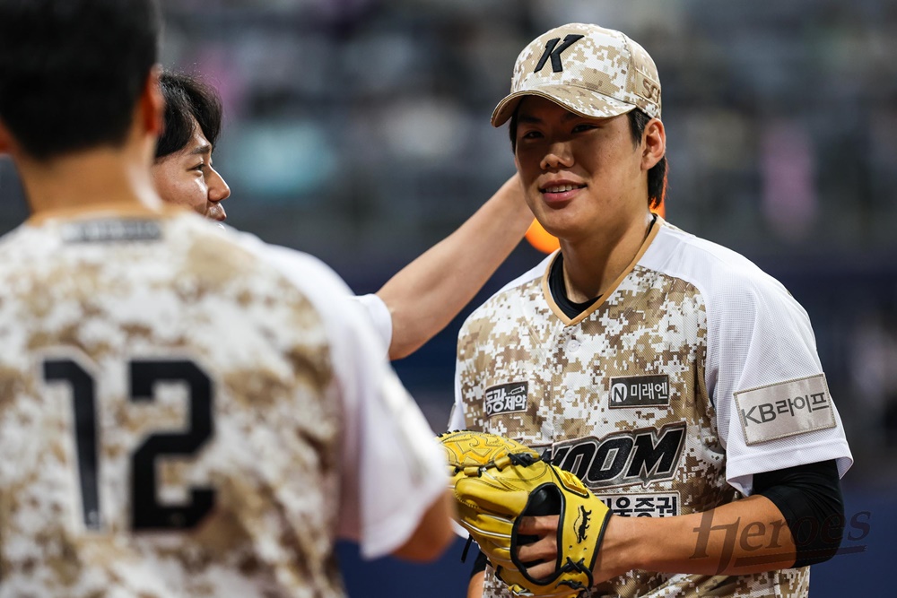 키움 투수 김윤하는 25일 고척 스카이돔에서 열린 '2024 신한 SOL Bank KBO 리그' NC와 주중 3연전 첫 경기에서 선발 등판했다. 이날 생애 첫 선발 등판에 나서 5이닝 무실점으로 팀의 6-5 승리에 힘을 보탰다. 키움 히어로즈