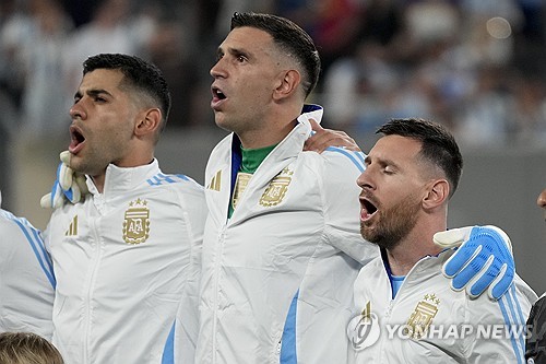 아르헨티나가 칠레를 꺾고 코파 아메리카 8강에 진출했다. 아르헨티나는 26일(한국시간) 미국 뉴욕에 위치한 메트라이프 스타디움에서 열린 칠레와의 2024 코파 아메리카 A조 2차전서 후반 43분 터진 라우타로 마르티네스의 결승골로 1-0 승리했다. 2연승을 질주한 아르헨티나는 승점 6으로 최종전 결과와 관계 없이 8강 진출을 확정지었다. 칠레는 1무1패, 승점 1로 3위에 그치면서 탈락 위기에 몰렸다. 연합뉴스