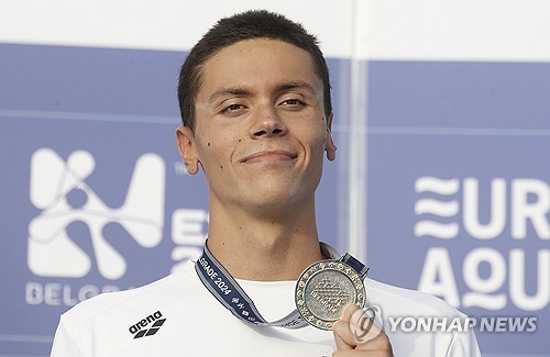루마니아 수영 괴물 다비드 포포비치가 26일 세르비아 베오그라드에서 열린 2024 유럽수영선수권대회 남자 자유형 200m에서 우승한 뒤 메달을 들어보이고 있다. 연합뉴스