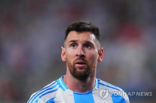 글로벌 매체 올풋볼은 아르헨티나 축구대표팀 주장 리오넬 메시가 부상을 입은 채로 경기를 뛰었다고 보도했다. 아르헨티나는 26일 칠레와의 2024 코파 아메리카 조별리그 A조 2차전 칠레전에서 라우타로 마르티네스의 결승골에 힘입어 1-0 승리를 거뒀다. 이날 메시는 선발로 나와 풀타임을 소화하면서 많은 기회 창출과 드리블 돌파를 성공시켰는데 경기 후 오른쪽 햄스트링에 불편함이 있는 채로 경기를 소화했다고 고백해 아르헨티나 대표팀과 팬들을 긴장하게끔 만들었다. 연합뉴스