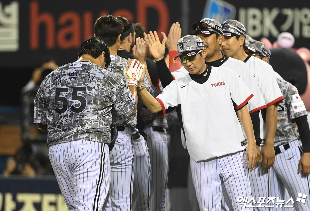 LG는 26일 잠실구장에서 열린 '2024 신한 SOL Bank KBO 리그' 삼성과 주중 3연전 두 번째 맞대결에서 2-1 9회말 끝내기 승리를 챙겼다. 잠실, 박지영 기자